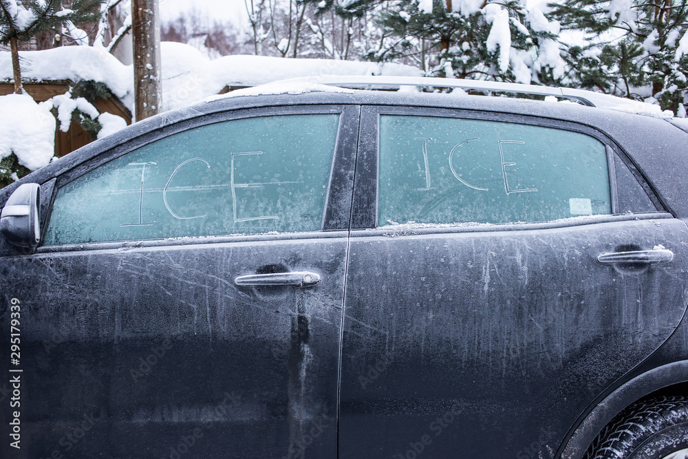 Obraz premium Frozen black car side window with ICE text