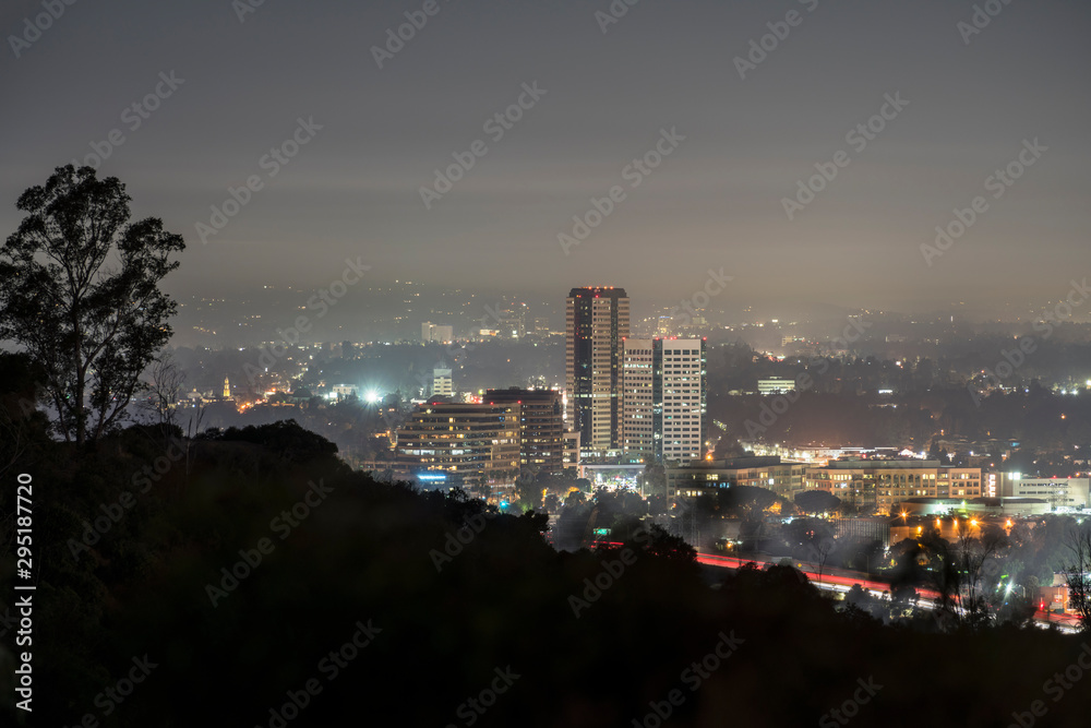 Obraz premium Foggy morning twilight view of the Burbank media district in the San Fernando Valley area of Los Angeles, California. Shot from hilltop in popular Griffith Park. 