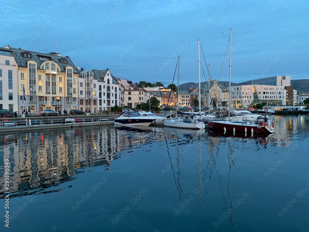 Stavanger Hafen / Torget in Norwegen mit Schiffe / Segelschiffe im Abendlicht