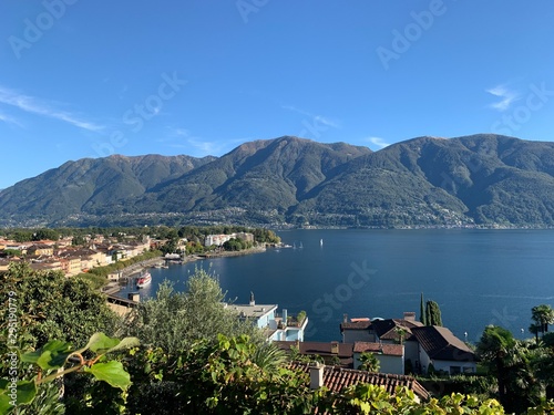 Aussicht auf die Stadt Ascona und den Lago Maggiore im Tessin, Schweiz
