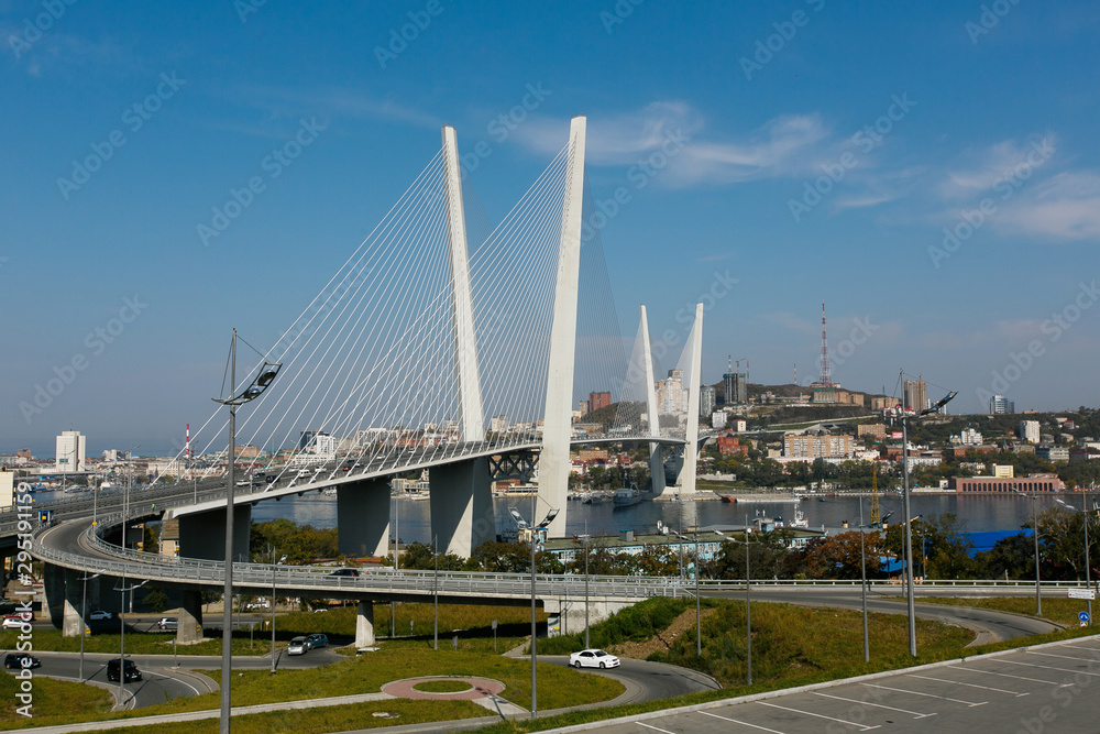 Obraz premium The Quantum Bridge over the Golden Horn Bay Golden Bridge in Vladivostok