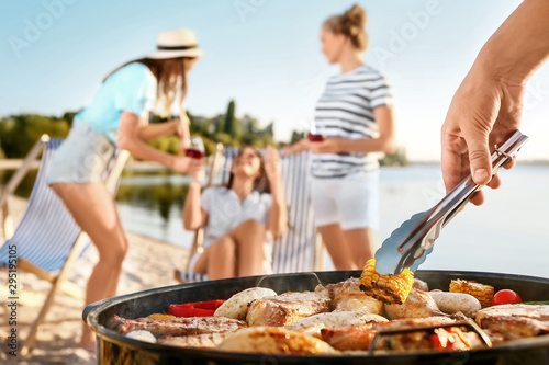 Man cooking tasty food on barbecue grill outdoors, closeup Fototapete