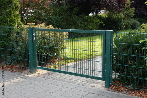 Grüne Pforte aus Metall