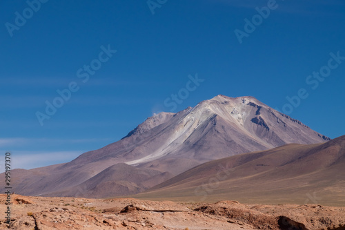 Montañas cerca al Salar de Uyuni En Bolivia Sur America © Eduard
