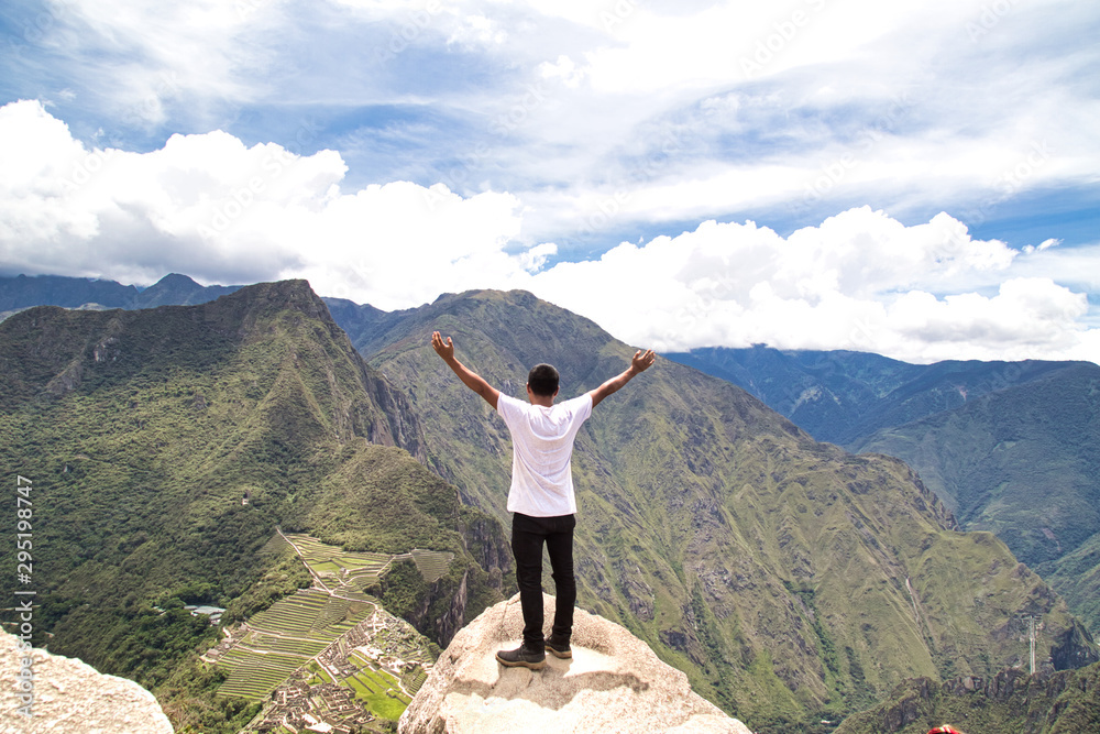 Obraz premium Traveller at the Lost city of the Incas, Machu Picchu,Peru on top of the mountain, with the view panoramic
