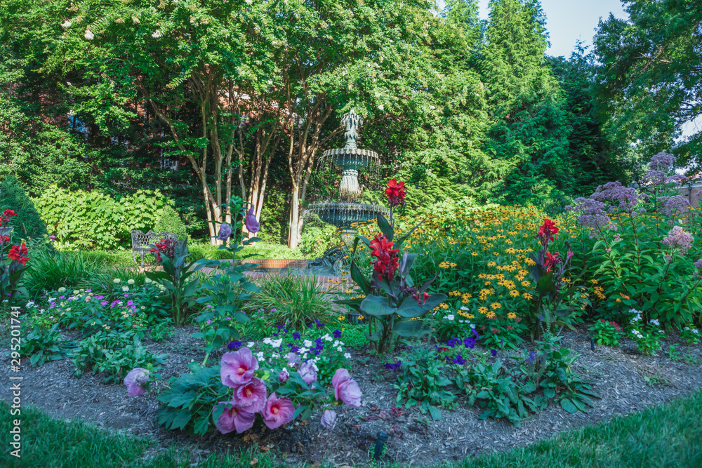 Obraz premium Victorian Fountain at the Maryland Governor's Mansion