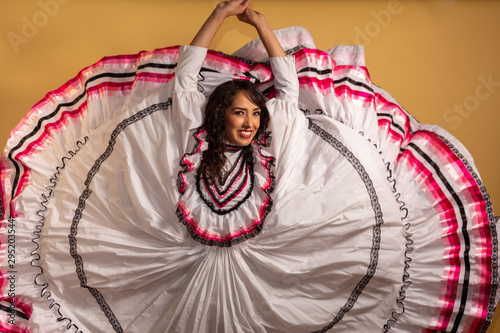 Retrato Adelita Mujer Joven tradicional mexicana falda traje tipico photo