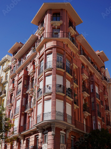 Edificio rojo de las calles de Madrid