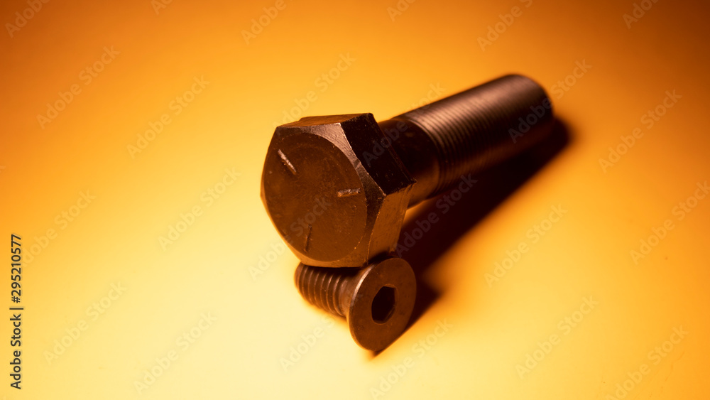 Hexagon head screw grade 5, allows to apply great tightening moments