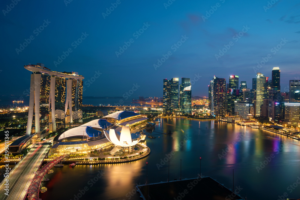 Fototapeta Panorama panoramę dzielnicy biznesowej Singapuru i wieżowiec Singapuru w nocy w Marina Bay, Singapur.