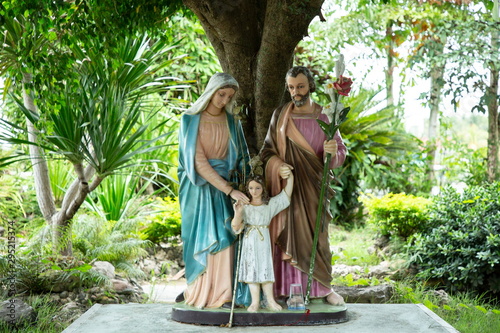 Fotografie christ statue love family in garden