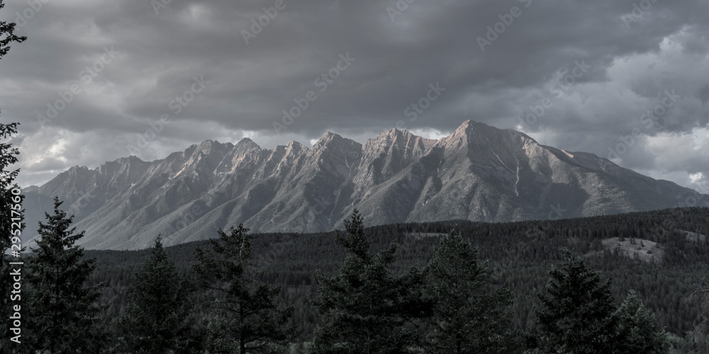 Obraz premium Beautiful panorama mountain range sunshine during storm. Kootenays Canada 