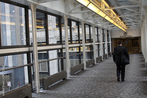 Billede på lærred man walking in skyway