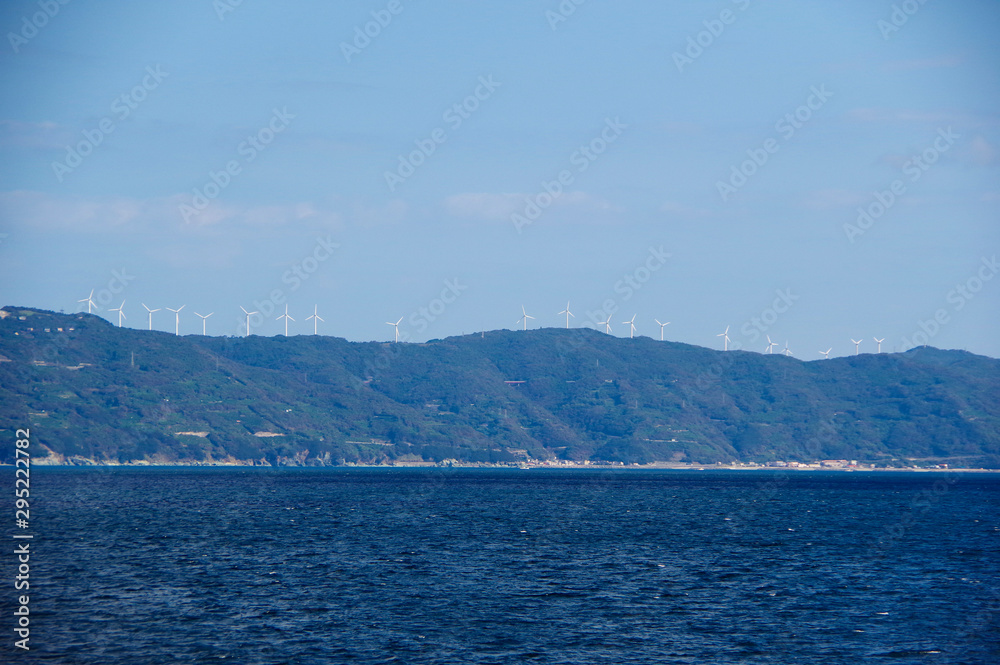 佐多岬半島に並ぶ風車