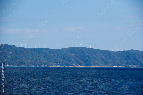 佐多岬半島に並ぶ風車 © y.tanaka