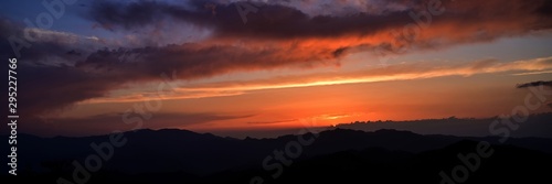 大台ケ原山でみた幻想的な夕焼けの情景 © Scott Mirror