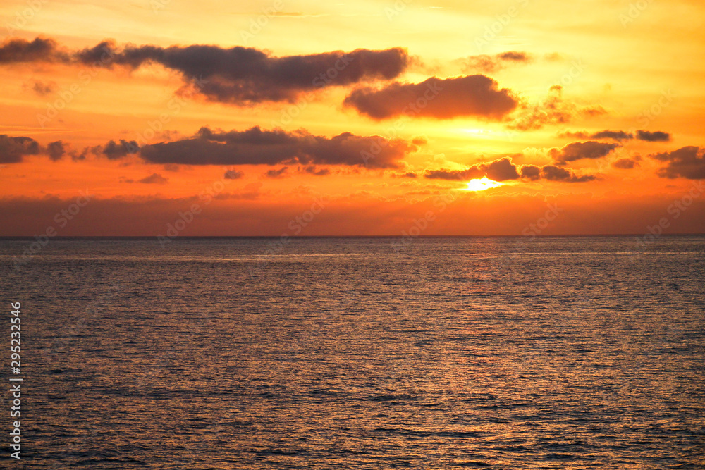 Obraz premium Sonnenuntergang über dem Meer mit hohem Horizont