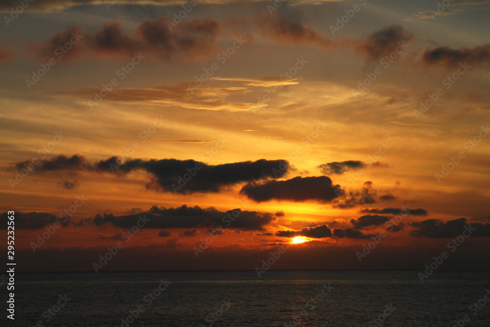Sonnenuntergang über dem Ozean Sonnenuntergang über dem Ozean