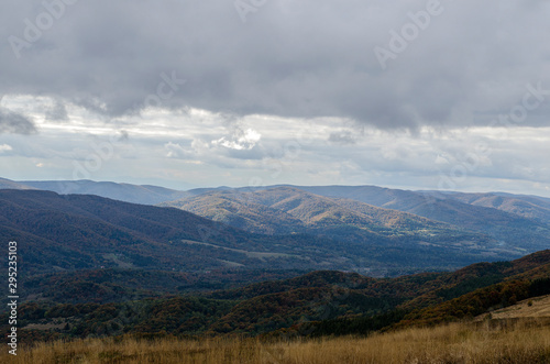 Fototapeta Naklejka Na Ścianę i Meble -  Bieszczady panorama z połoniny Wetlińskiej