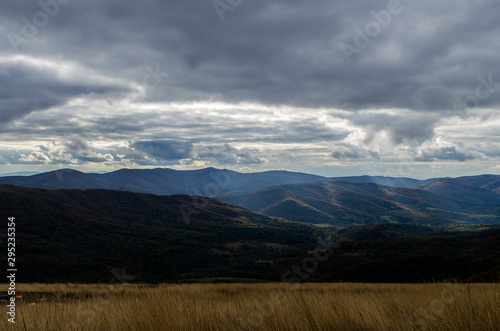 Fototapeta Naklejka Na Ścianę i Meble -  Bieszczady panorama z połoniny Wetlińskiej