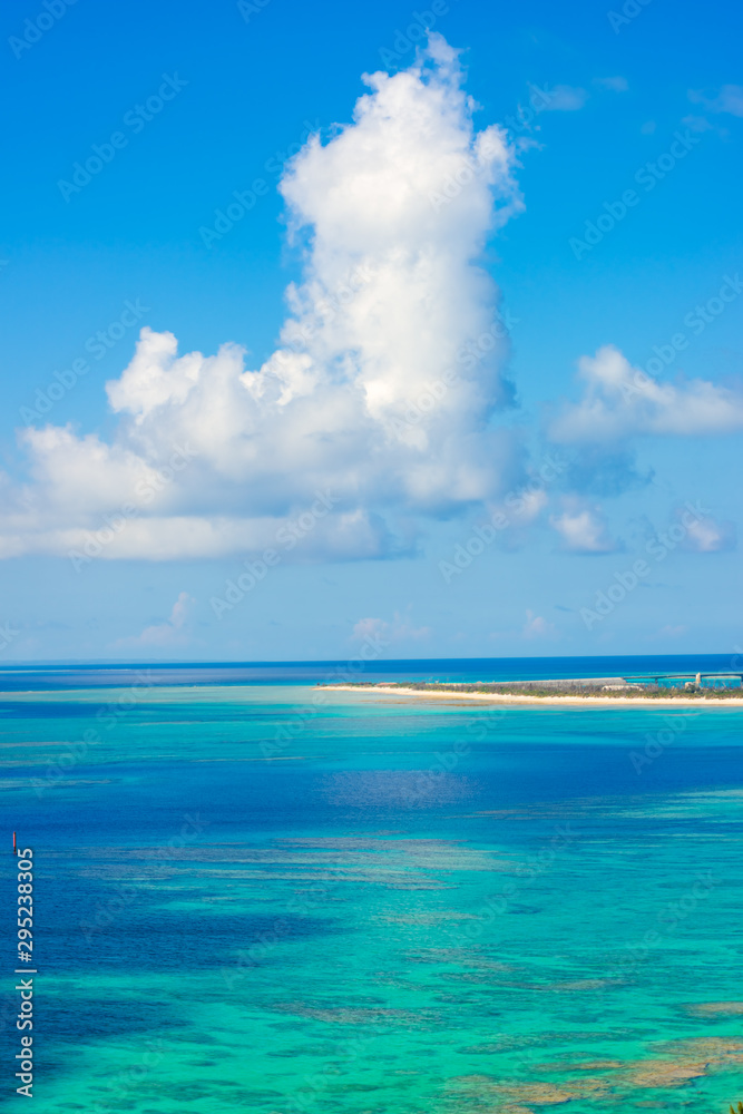 Fototapeta premium 夏雲と伊平屋島の海