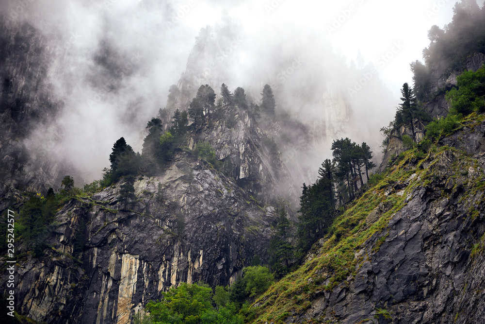 Nebel in den Bergen, Zillertal, Österreich