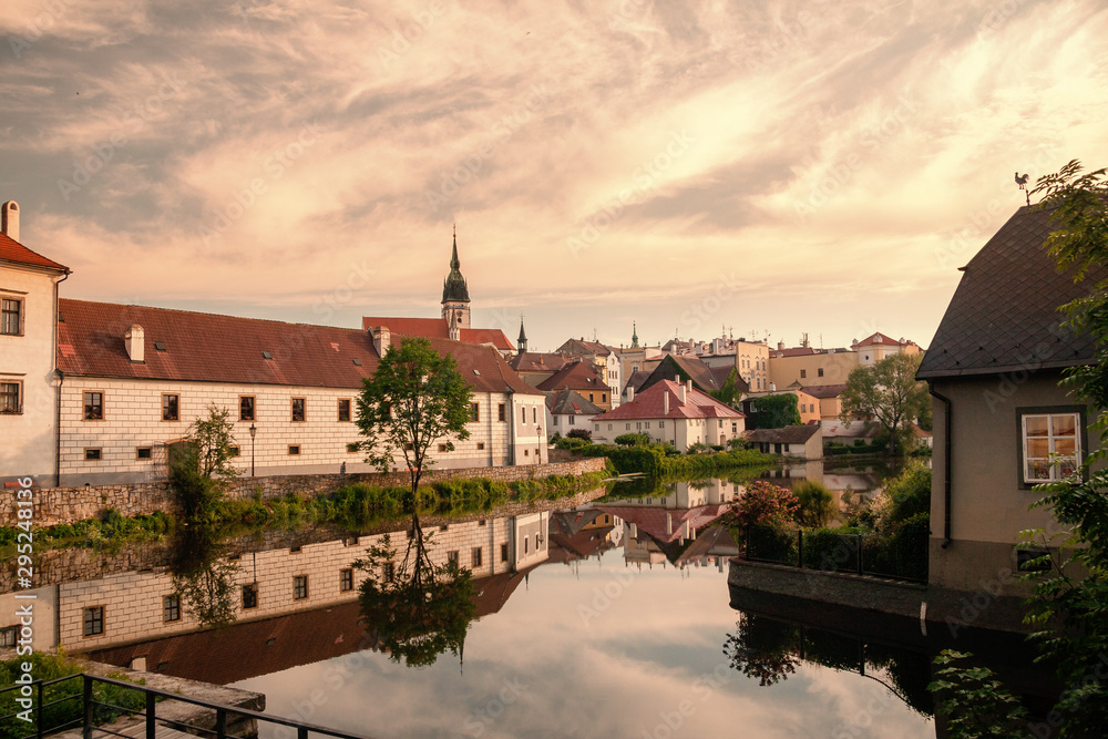 Fototapeta premium Zachód słońca nad miastem "Jindrichuv Hradec", co oznacza Zamek Henryka w południowoczeskim regionie, nad jeziorem "Hammersky Potoc". CZ