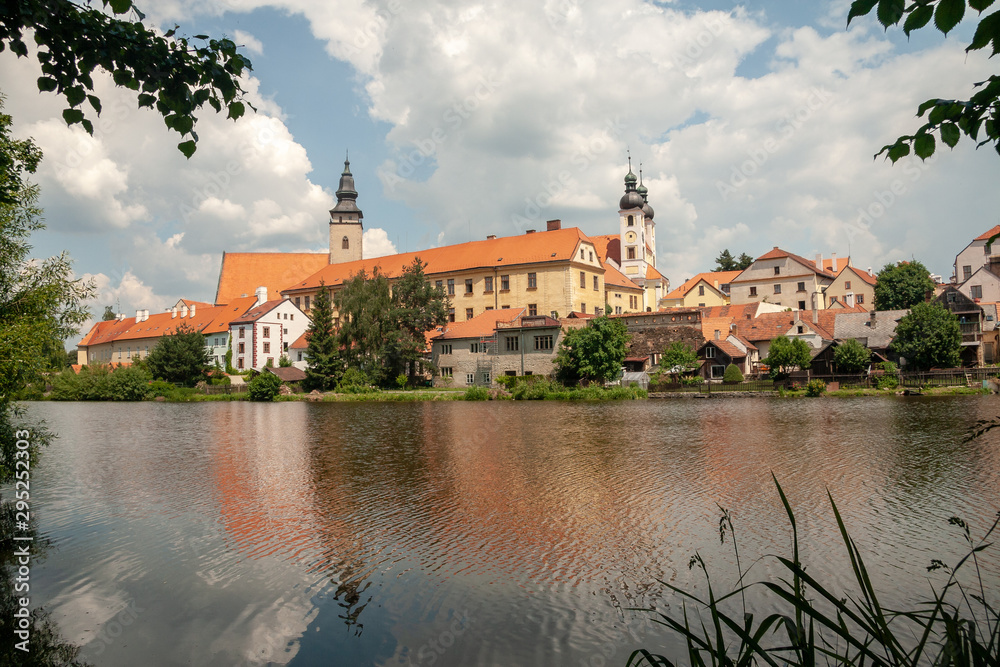 Obraz premium State Chateau Telč (Statní zamek Telc) at Telsky Potok (Telsky brook) in the city of Telc, Vysocina Region, CZ