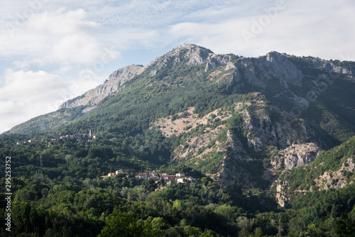 des montagnes et des villages de Toscane en Italie