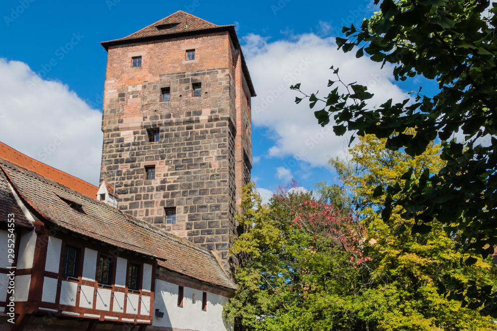Obraz premium Henkerbrücke und Henkerturm Nürnberg Herbst