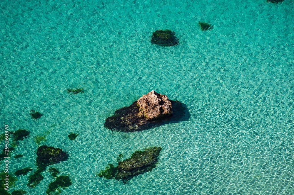 Obraz premium tourists are resting on the rocks and swimming in the sea.
