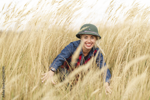 Smiley woman enjoying wheat © Freepik