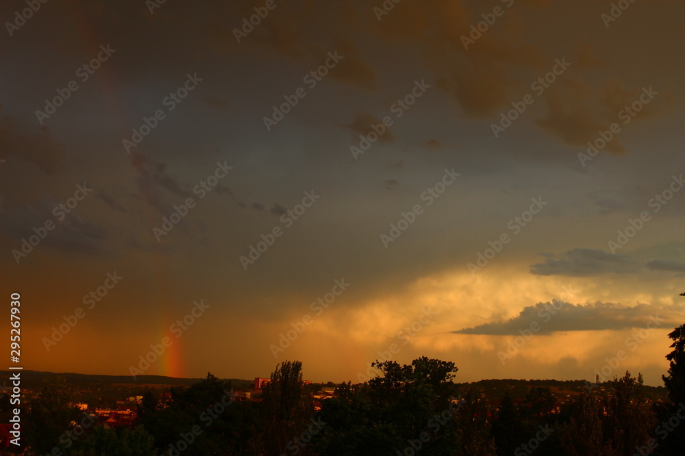 ciel nuageux arc en ciel