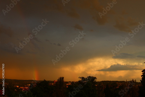 ciel nuageux arc en ciel