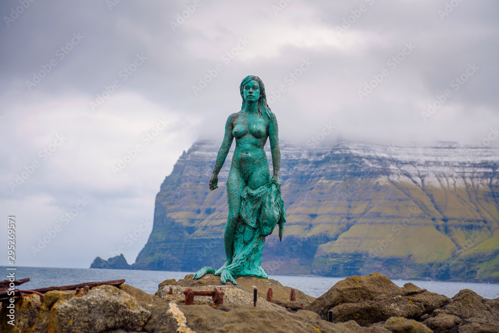 Φωτογραφία Statue of Selkie or Seal Wife in Mikladalur, Faroe Islands