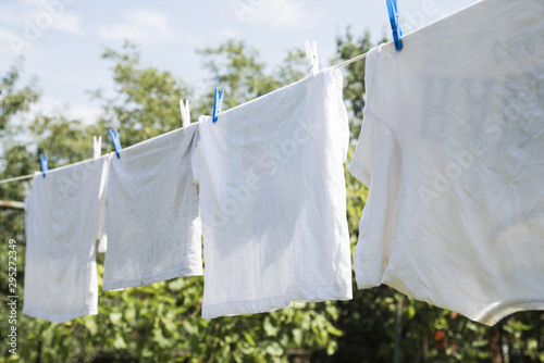 White laundry hanging on a string outdoors © Freepik