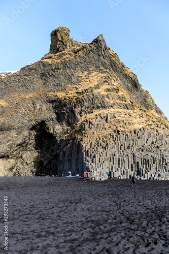 forme geologiche sulla spiaggia nera Reynisfjara beach - Islanda	 photo