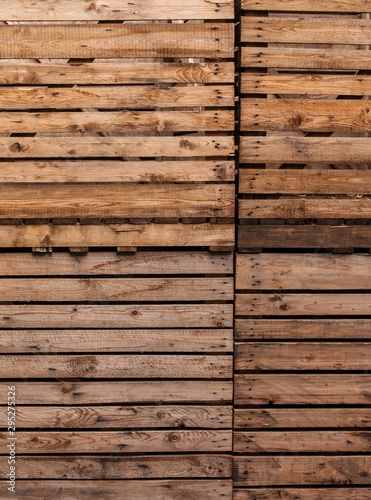 Alte Wand aus Holzlatten. Boden aus Holzlatten. Abstract wooden slats wall. wooden slats floor.