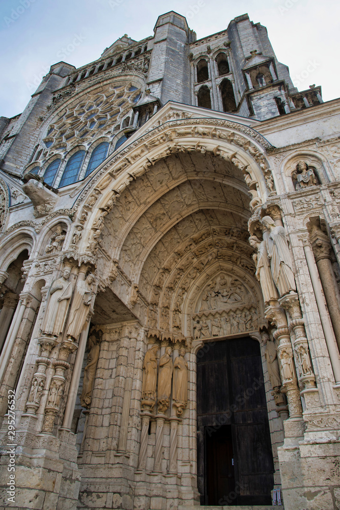 Entrée de la cathédrale Notre-Dame de Chartres, France