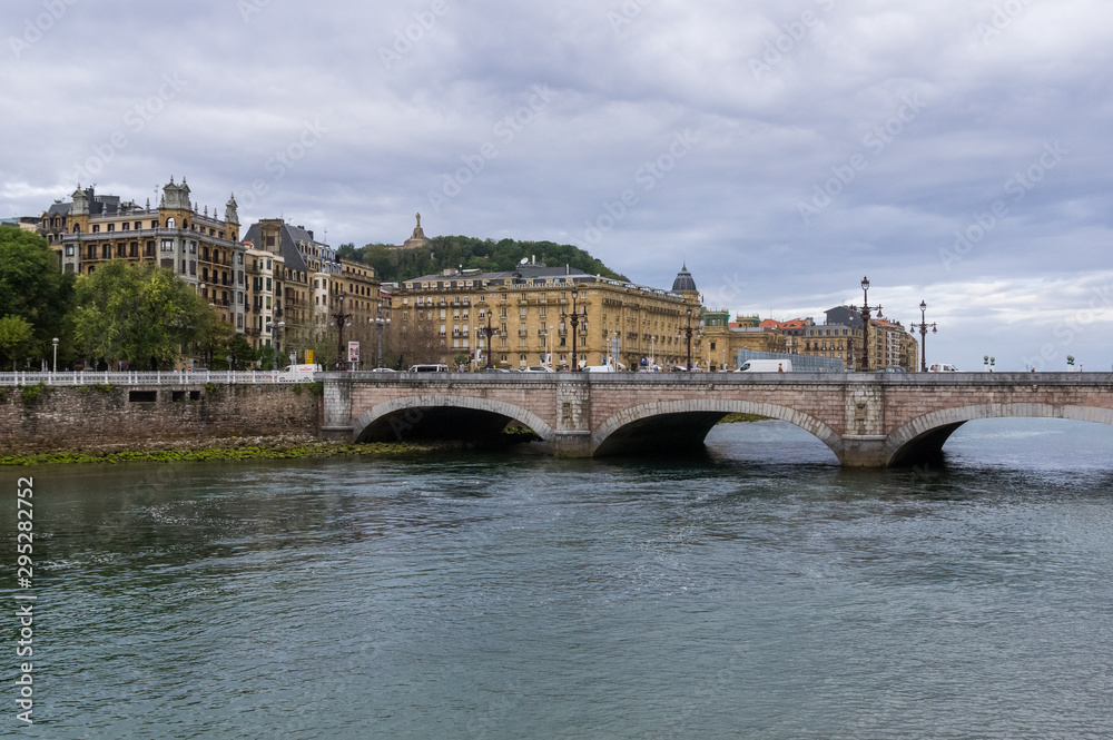 Obraz premium Urumea River in San Sebastian at hight tide
