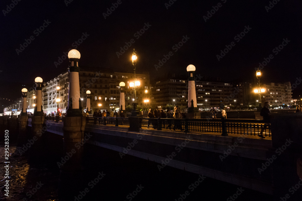 Naklejka premium Bridge at night in San Sebastian, Spain