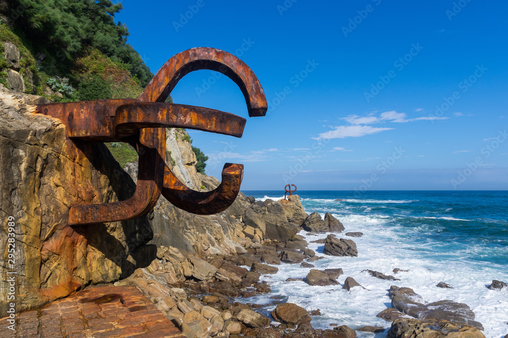 Fototapeta premium Stara zardzewiała konstrukcja na wybrzeżu