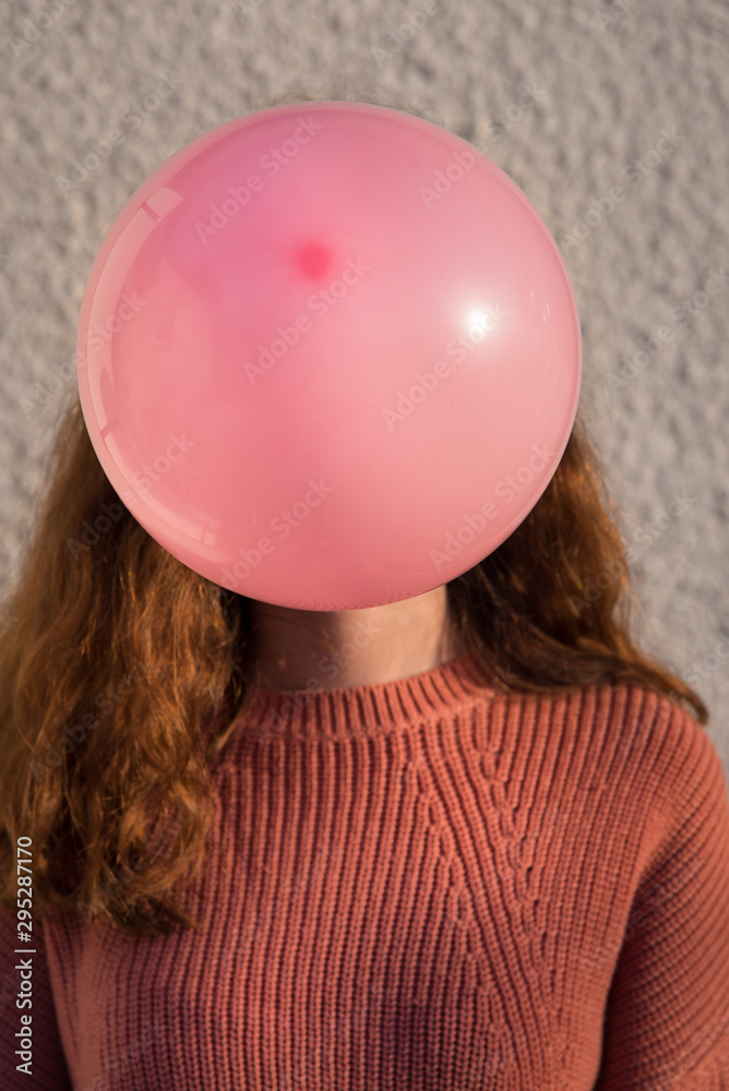 une jeune fille gonfle un ballon rose pour la fête une jeune fille gonfle un ballon rose pour la fête