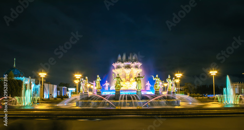 Stubarwna fontanna przyjaźń narody na VDNKH przy nocą, Moskwa, Rosja
