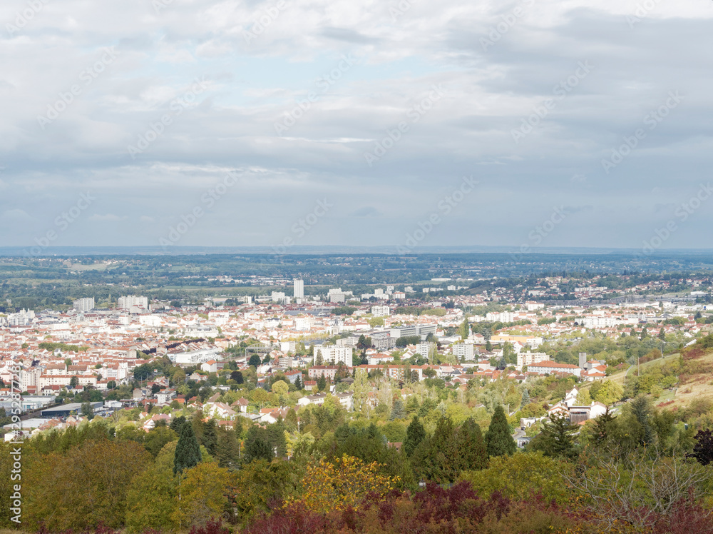 Vue panoramique de Vichy dans l'Allier depuis les collines de Plaine le Vernet