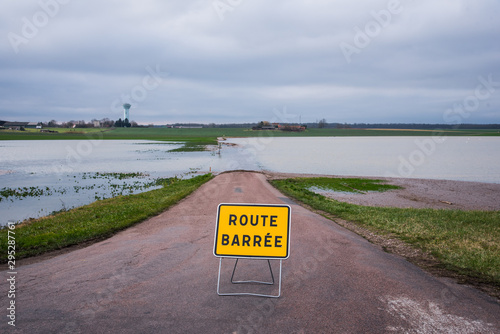 Fototapeta Naklejka Na Ścianę i Meble -  route barrée route inondée par inondation et bouleversement climatique