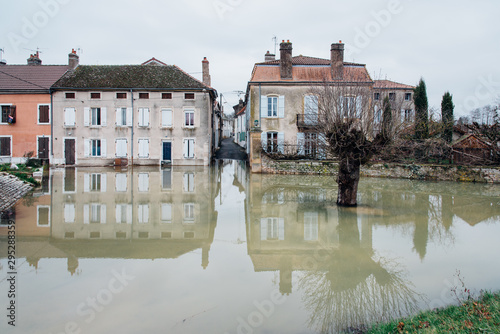 ville inondée. Verdun-sur-le-doubs inondé. inondation dans une ville. Crue de rivière dans une ville.