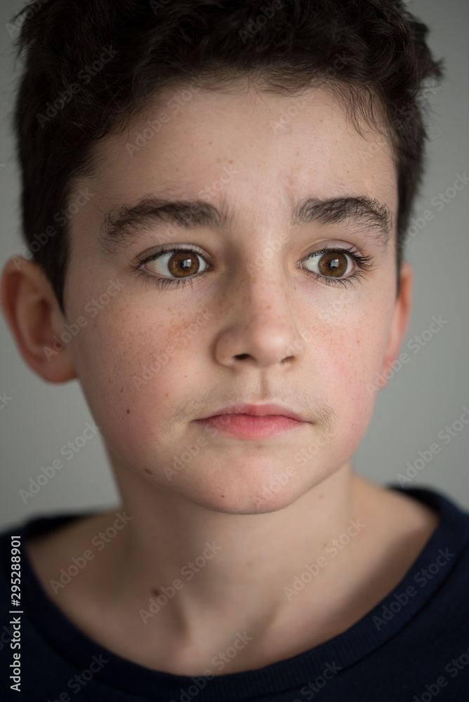 portrait d'un beau garçon adolescent de 12 ans aux cheveux noirs et yeux  marron Stock Photo
