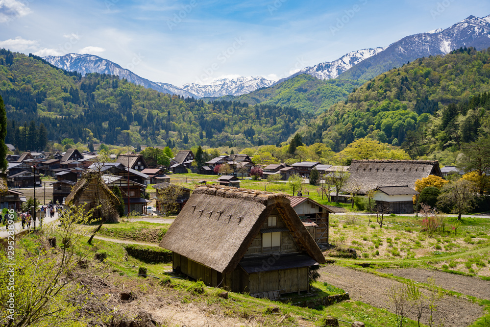 白川郷と白山 白川郷と白山