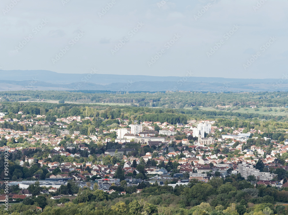  Vue panoramique de Vichy dans l'Allier depuis les collines de Plaine le Vernet